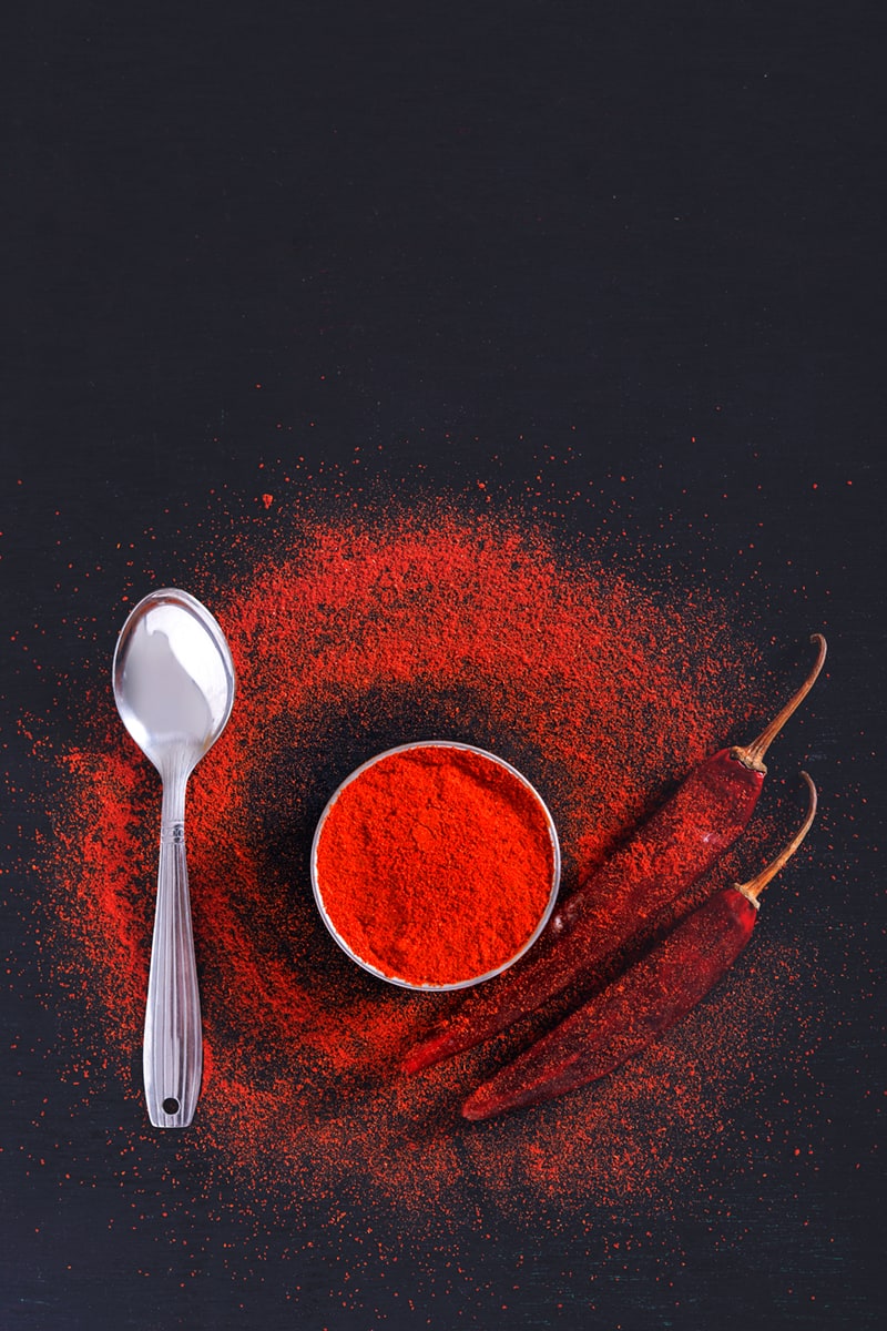 pimenton-de-la-vera-agridulce-sobre-fondo-negro-con-cuchara